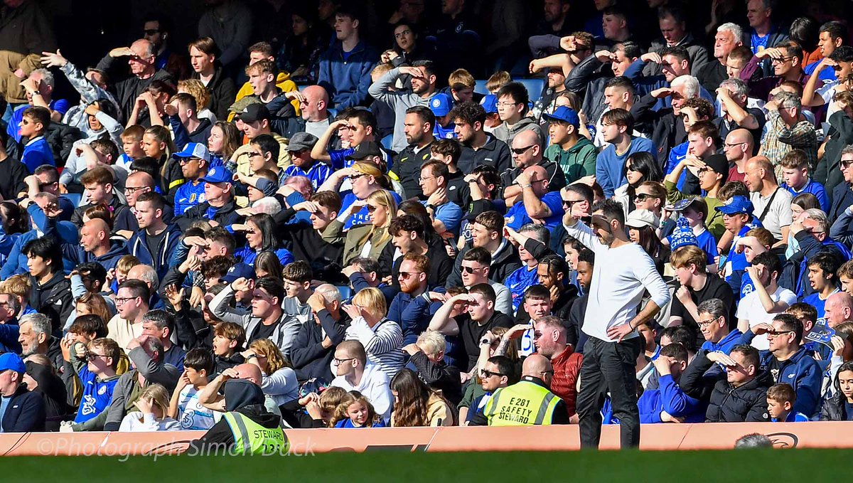 simondackpix's tweet photo. Bright sunshine for Roberto de Zerbi and the Chelsea fans as his Brighton team dazzle in win 2-1 at Stamford Bridge @Brian__Owen @AndyNaylorBHAFC #Brighton #PremierLeague #robertodezerbi #NorthStandChat @telephotoimages https://t.co/nRICwk0UVK