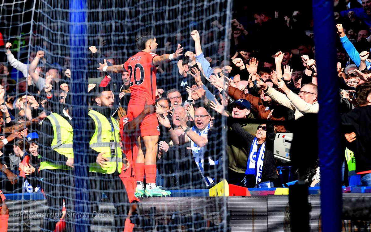 simondackpix's tweet photo. Bright sunshine for Roberto de Zerbi and the Chelsea fans as his Brighton team dazzle in win 2-1 at Stamford Bridge @Brian__Owen @AndyNaylorBHAFC #Brighton #PremierLeague #robertodezerbi #NorthStandChat @telephotoimages https://t.co/nRICwk0UVK