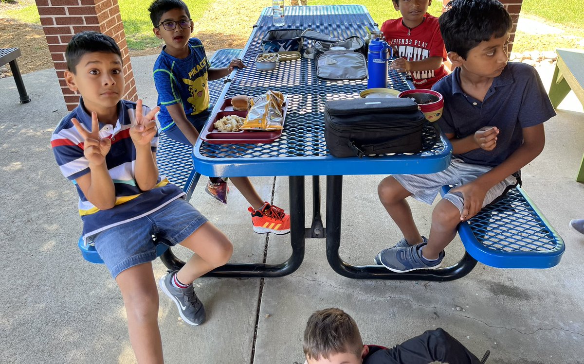 A beautiful day with a special visitor <a href="/shanhuntyy/">Shannon Hunt</a> for our lunch in the garden @DCEtrailblazers