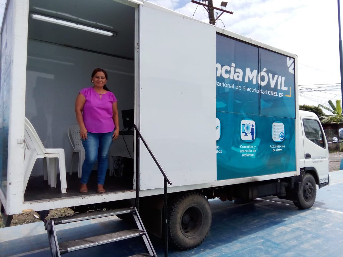 servicioscnelep's tweet photo. #Milagro | Habitantes de la Cdla. Los Ceibos reciben atención personalizada en nuestra agencia móvil. Además socializamos recomendaciones para ahorrar energía eléctrica y prevenir accidentes eléctricos. https://t.co/1GaUkLPrZH
