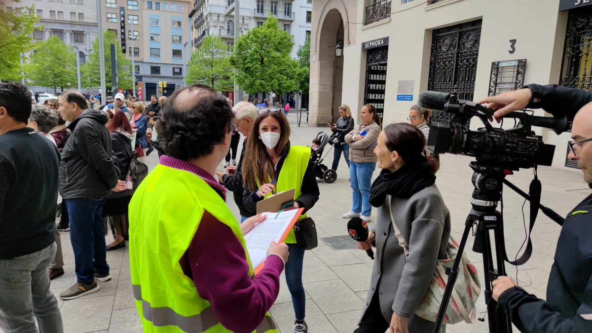 longcovidaragon's tweet photo. Qué mejor día para visibilizar el #LongCovidAwareness que celebrar 1 concentración pidiendo unidades multidisciplinares de atención al paciente #covidpersistente y que los partidos incluyan nuestras demandas en sus programas para la próxima legislatura @GobAragon
Gracias a tod@s! https://t.co/Kh6vOypyYN