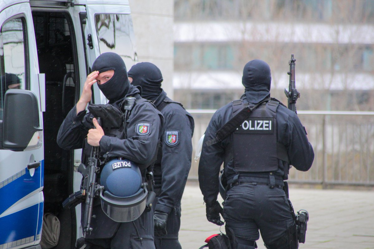+++ Aktuell +++
🚨Düsseldorf, Medienhafen 
Nach ersten Informationen sind mehrere Schüsse im Hyatt Hotel in Düsseldorf am Medienhafen gefallen. Zur Zeit durchsuchen Spezialkräfte das Hotel. Informationen über Täter und Verletzte gibt es aktuell nicht.
#Duesseldorf #Blaulicht