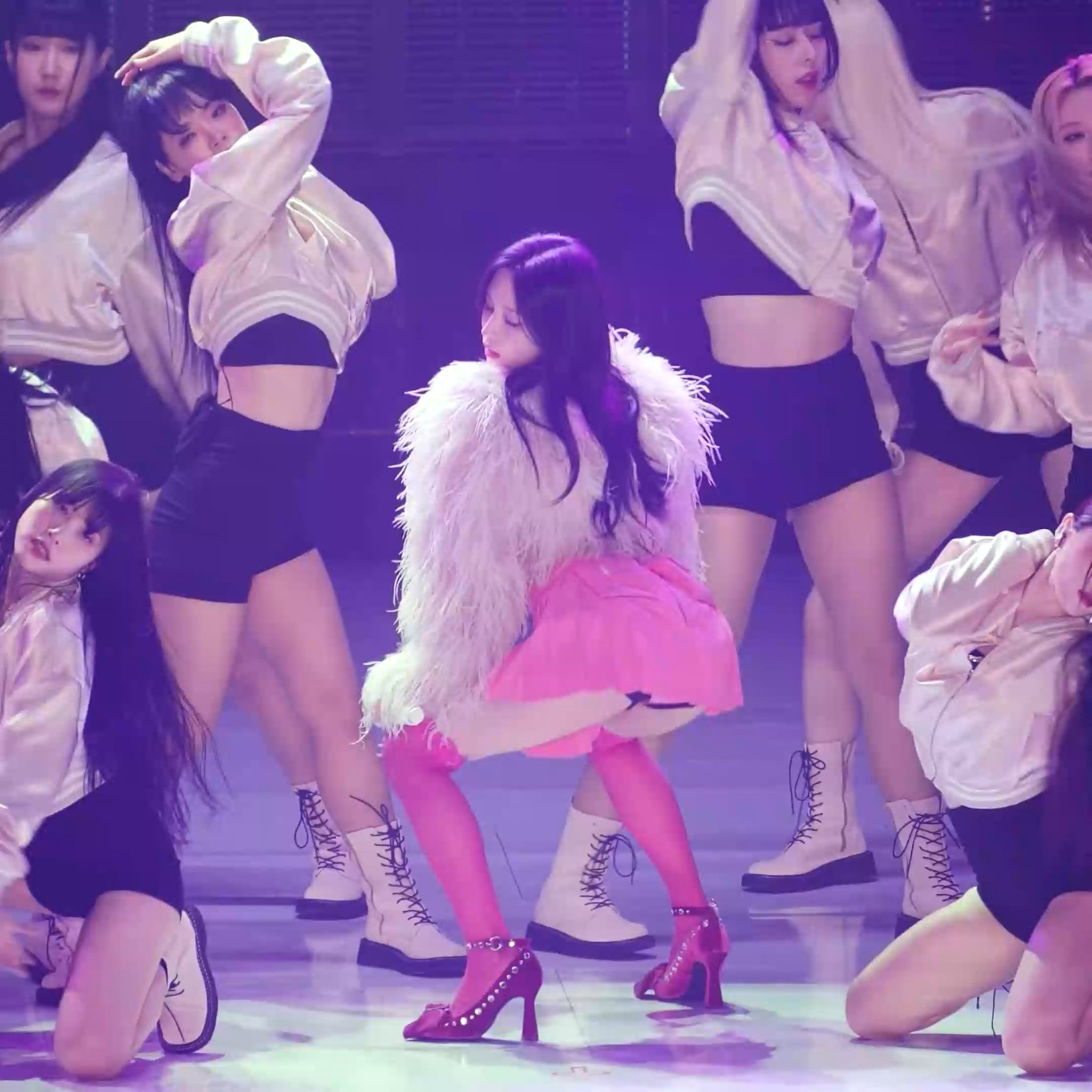 minaron on Twitter: "MINA'S TWERK WITH THAT SMIRK AFTER, SHE'S SO 😵💫#N