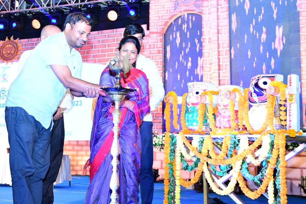 MayorofBBSR's tweet photo. The celebration of the #75thCapitalFoundationDay came to an end at the Utkal Mandap this evening with music and dance performances by many artists, followed by felicitation achievers in different fields. #TeamBBSR expresses their gratitude to everyone for their love and support. https://t.co/xs2nM6ApJP