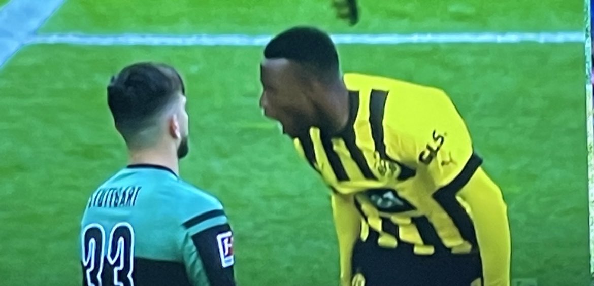 DennisSGE1899's tweet photo. Über Musiala und Kimmich gab es ewig lange Diskussionen und über diese Szene wird wahrscheinlich wieder keiner sprechen. Sowas ist halt mindestens genauso unsportlich 🤷🏼‍♂️#VfBBVB https://t.co/3Ne1PUthG2