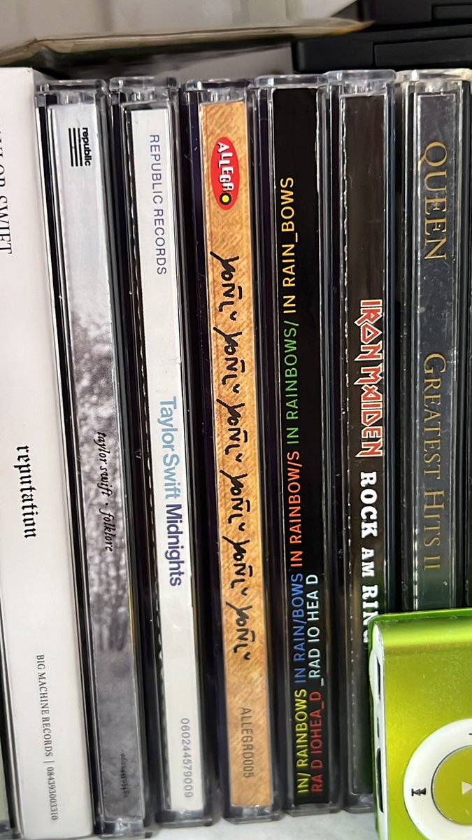 yonluver's tweet photo. deixei entre meu in rainbows e o midnights 😍 https://t.co/dvm1xbgu1F