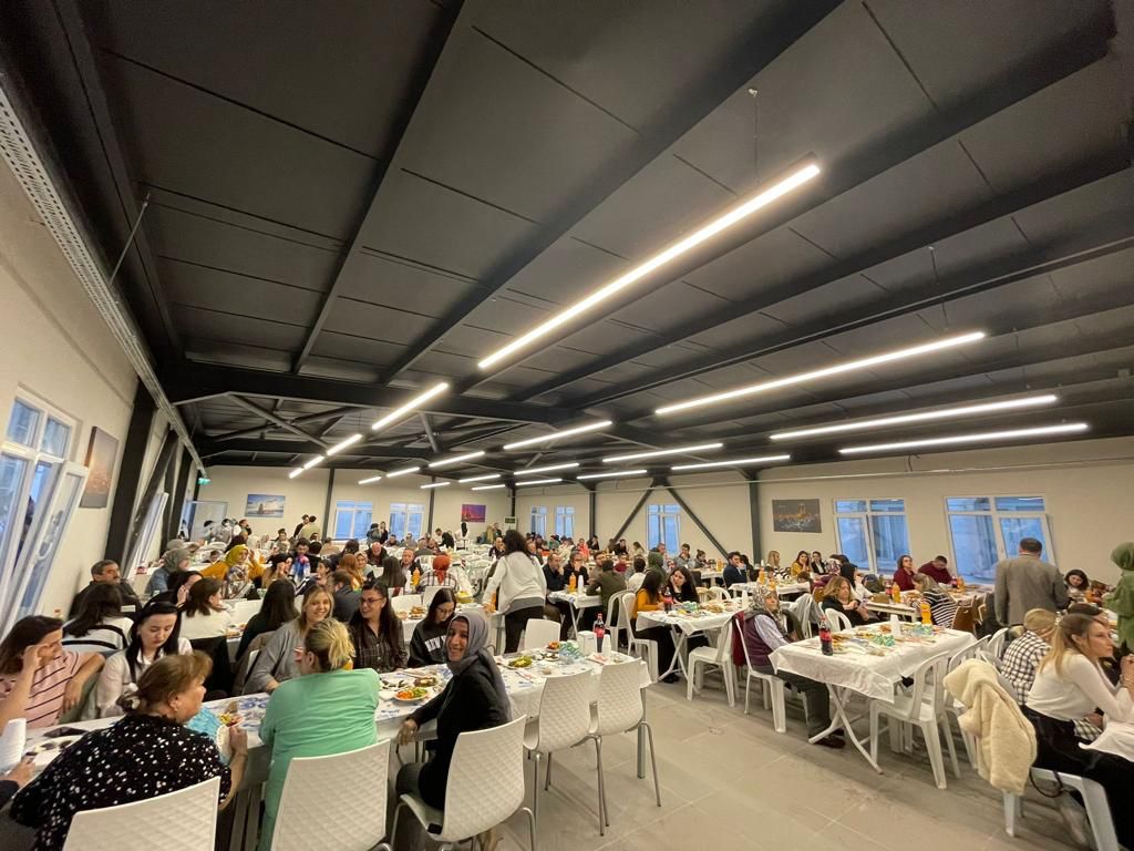 Hastanemiz yeni yemekhanesinin açılış iftarı Zeytinburnu Kaymakamımız Ercan TURAN, İlçe Sağlık Müdürümüz Havva KAPLAN, hastanemiz emektarları hocalarımız ve 350 hastanemiz çalışanıyla birlikte büyük bir coşkuyla gerçekleşti.