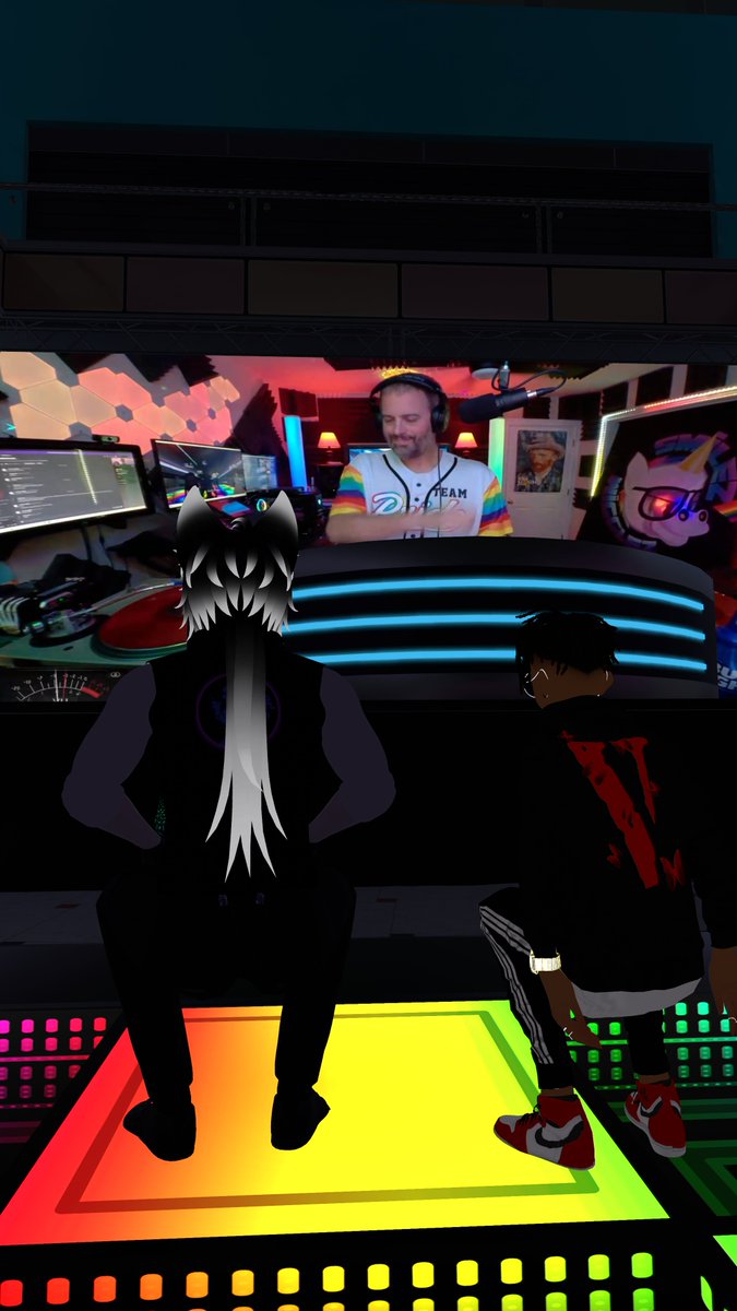 STCommunity3's tweet photo. Fun night~ Many thanks to the sweet DJ's and company~ https://t.co/mp19OjeU9v