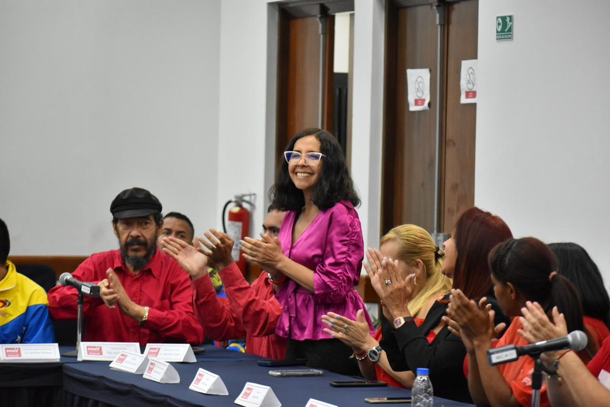genkerve_psuv's tweet photo. Instalamos Equipo Político Municipal de nuestro @PartidoPSUV y @JuventudPSUV de #Chacao un equipo que ha estado en la vanguardia defendiendo la Revolución. Nueva etapa, unidad orgánica y política de todos y todas. 

 #15Abr #LogrosEnRevolución https://t.co/CN7R5DlkoX
