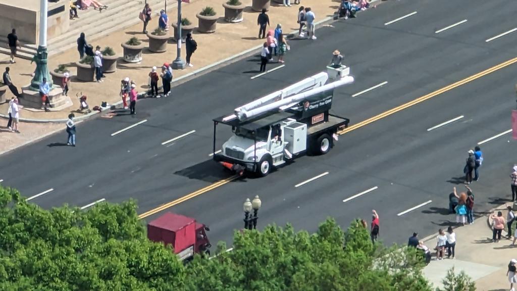 RangerDraper's tweet photo. @NationalMallNPS Looking good from the top of the Washington Monument! #findyourpark #nationalmall https://t.co/rKH4x0RY7j