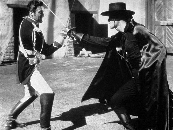 Me desvelé viendo El Zorro en Disney. Alucinante verlo en orden. Porque no es episódico sino que hay una historia que se desarrolla. Los primeros 13 capítulos el enemigo era Monasterio, tan buen mozo y hábil con la espada como Diego de la Vega. Son dos caras de una moneda.