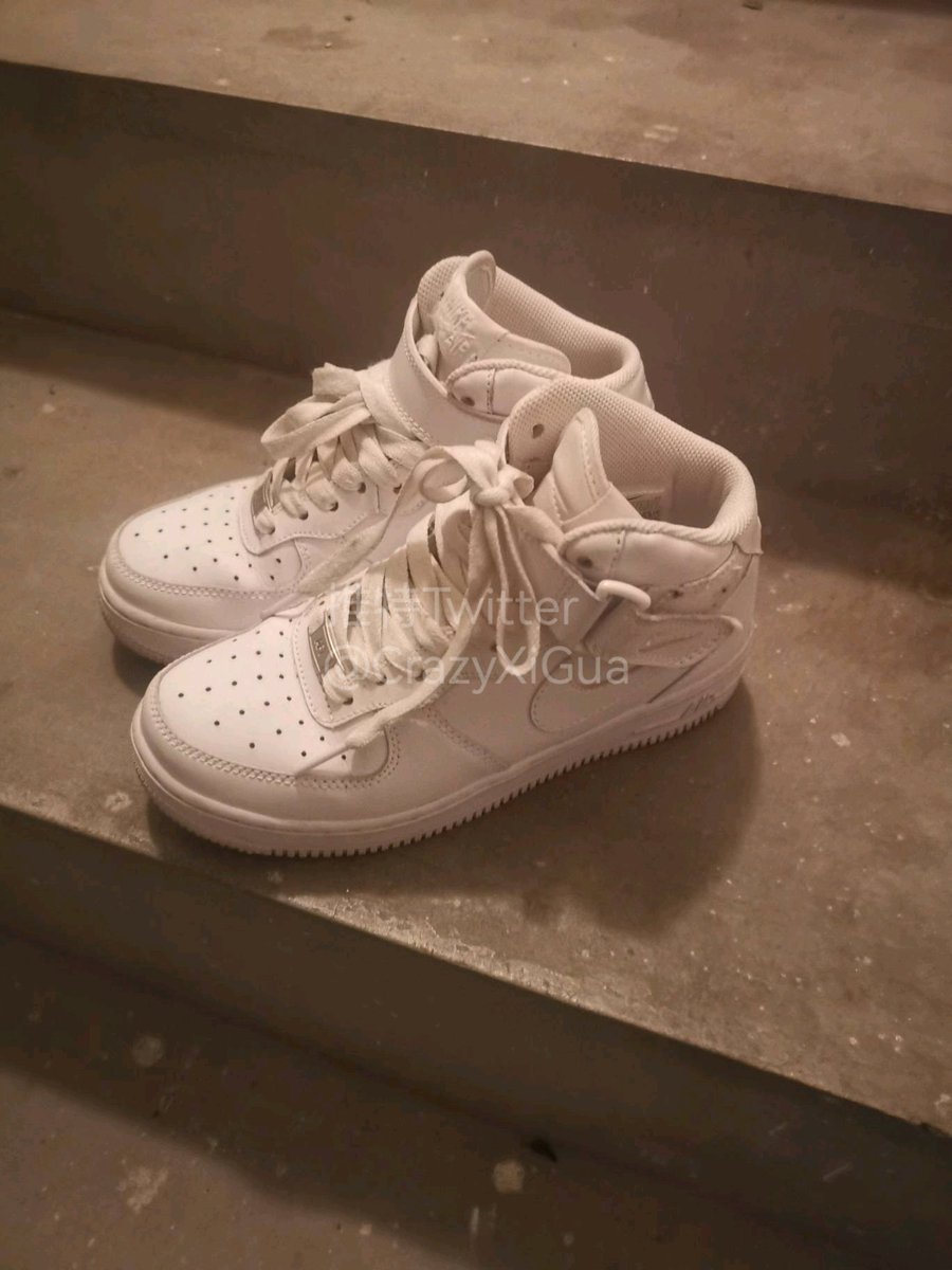 纯白的Air Force 1，拿到楼道激情释放，配合着鞋里的阵阵清香，不一会儿就缴械投降！#玩鞋 https://t.co/tLryTcy6dc