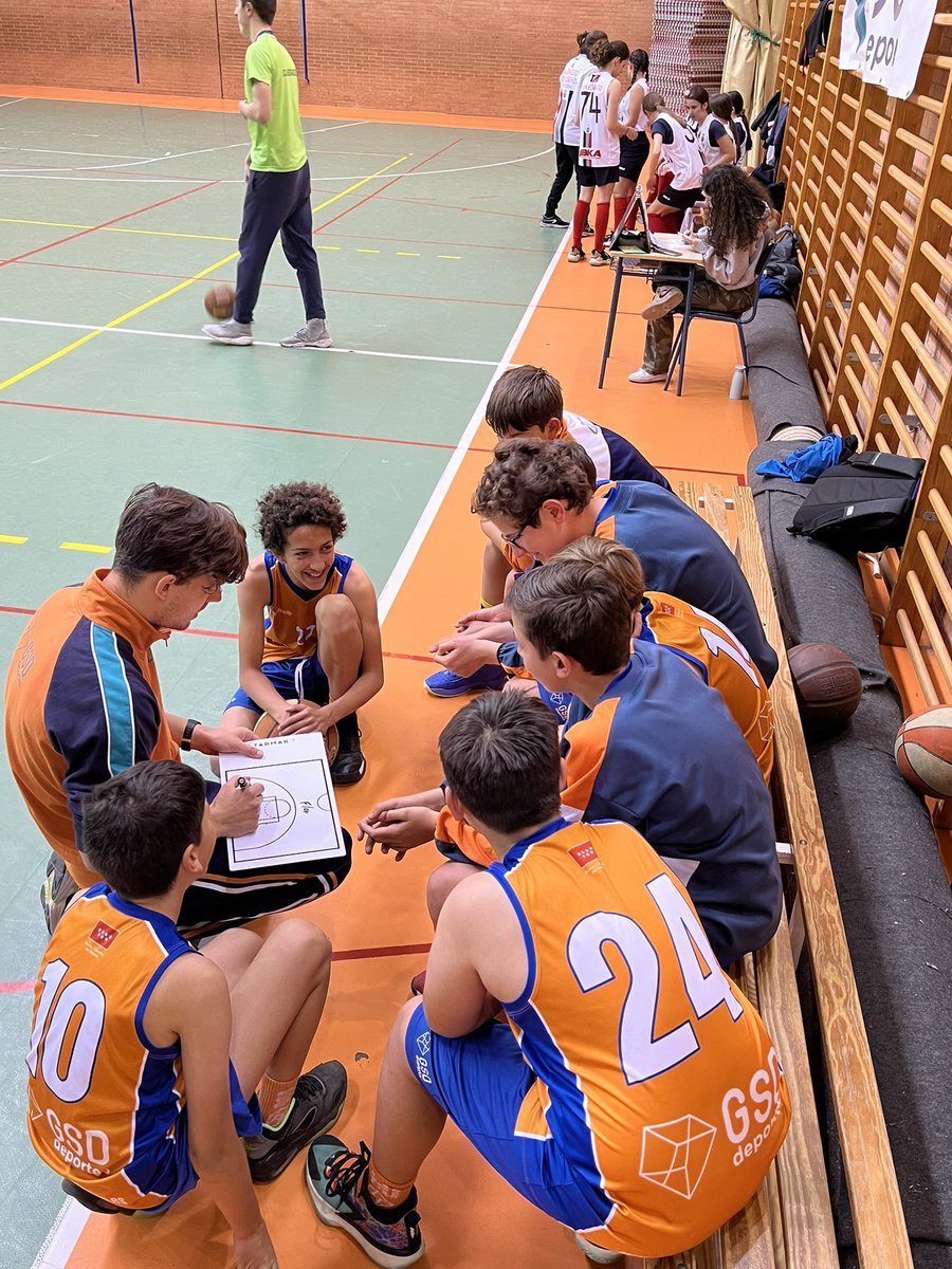 13Mariioo13's tweet photo. En la jornada del sábado, pleno de victorias para los equipos de baloncesto de @gsdescorialDir.
Todavía queda temporada y nuestros chicos no dejan de mejorar cada día.
Último empujón, toca coger fuerzas,  seguir trabajando y a luchar por nuestros objetivos.
¡1, 2, 3, Gredos! https://t.co/BFpoxLz3Tf