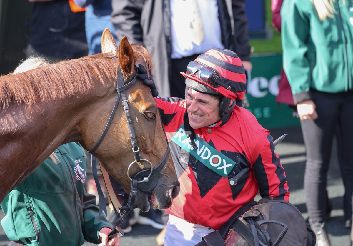 RacingPost's tweet photo. Harry Skelton and Midnight River ❤️ https://t.co/rxHkrMTGZq