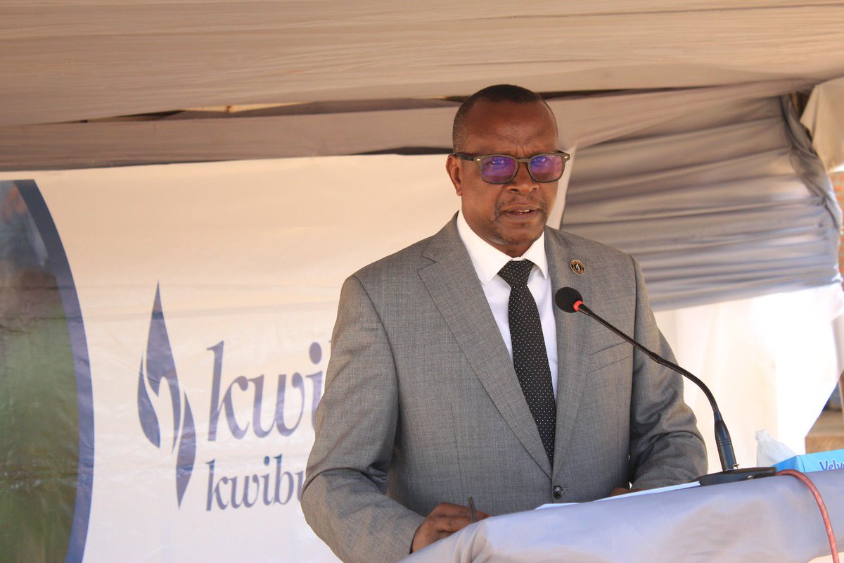 Unity_MemoryRw's tweet photo. #Kwibuka29 #Nyamata: Mu ijambo rye, Min @DrDamascene yabanje guhumuriza abacitse ku icumu rya Jenoside yakorewe Abatutsi n’abaje kubafata mu mugongo, ashimira abato batanze ikiganiro ku mateka y’u Rwanda banatanga ubuhamya, bihatira kumenya no gusakaza amateka ya Jenoside. https://t.co/AUP1IkCyJg