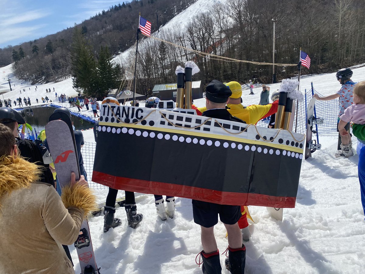 JuliaDunnWRGB1's tweet photo. This is ambitious.
@KillingtonMtn @SKITHEEAST #pondskimming #springski #Vermont #Titanic #iwillneverletgo #therewasroomonthedoor #weallknowit https://t.co/5LZZJzn10n
