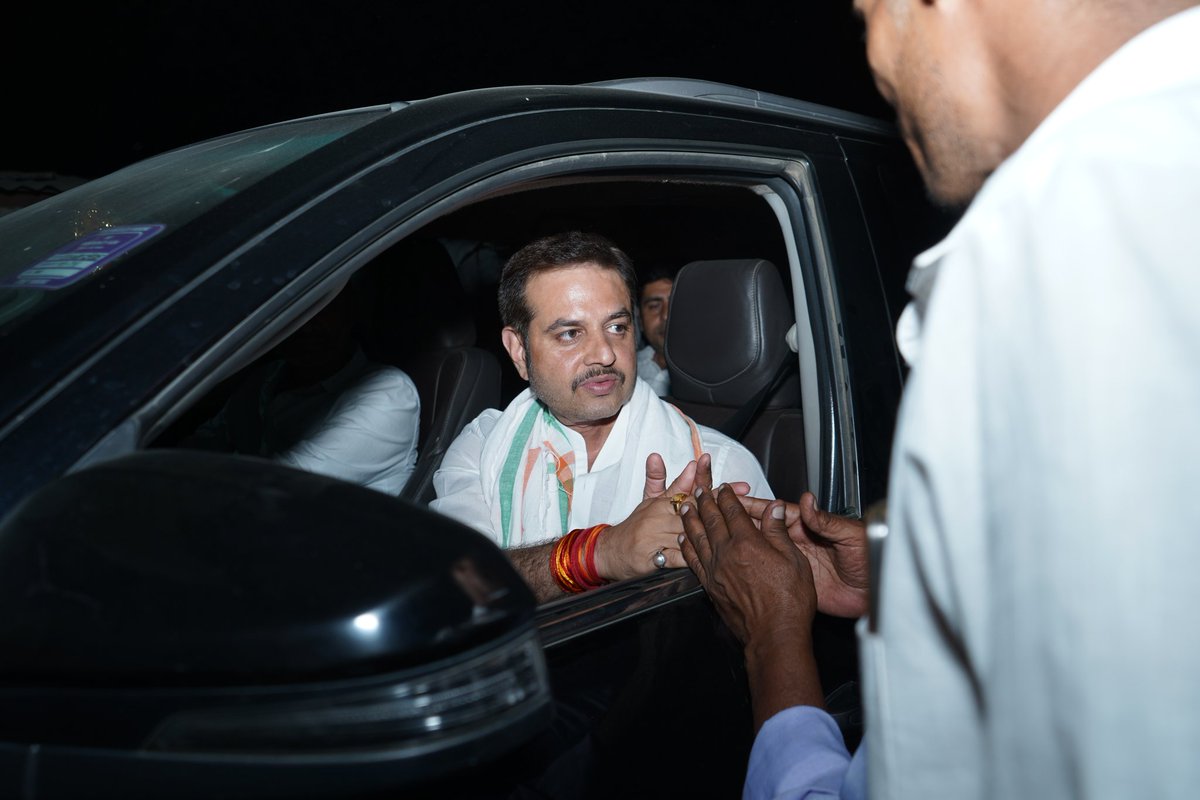 ChandanSinghMP's tweet photo. पवित्र रमजान के महीने में आज हिसुआ विधानसभा के माखर पंचायत में आयोजित दावत-ए-इफ़्तार में सम्मिलित हुआ। रोजेदारों साथ सामूहिक दुआ में सम्मिलित होकर नवादा की तरक्की, खुशहाली, प्रगति, अमन-चैन, आपसी भाईचारे एवं मोहब्बत के लिए परवरदिगार से दुआएं की। https://t.co/Sj1kIg0CAb