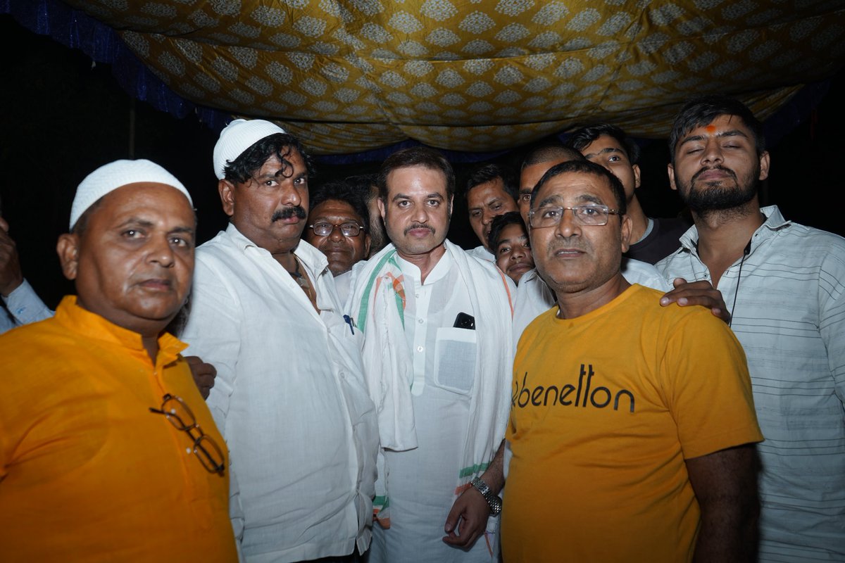 ChandanSinghMP's tweet photo. पवित्र रमजान के महीने में आज हिसुआ विधानसभा के माखर पंचायत में आयोजित दावत-ए-इफ़्तार में सम्मिलित हुआ। रोजेदारों साथ सामूहिक दुआ में सम्मिलित होकर नवादा की तरक्की, खुशहाली, प्रगति, अमन-चैन, आपसी भाईचारे एवं मोहब्बत के लिए परवरदिगार से दुआएं की। https://t.co/Sj1kIg0CAb