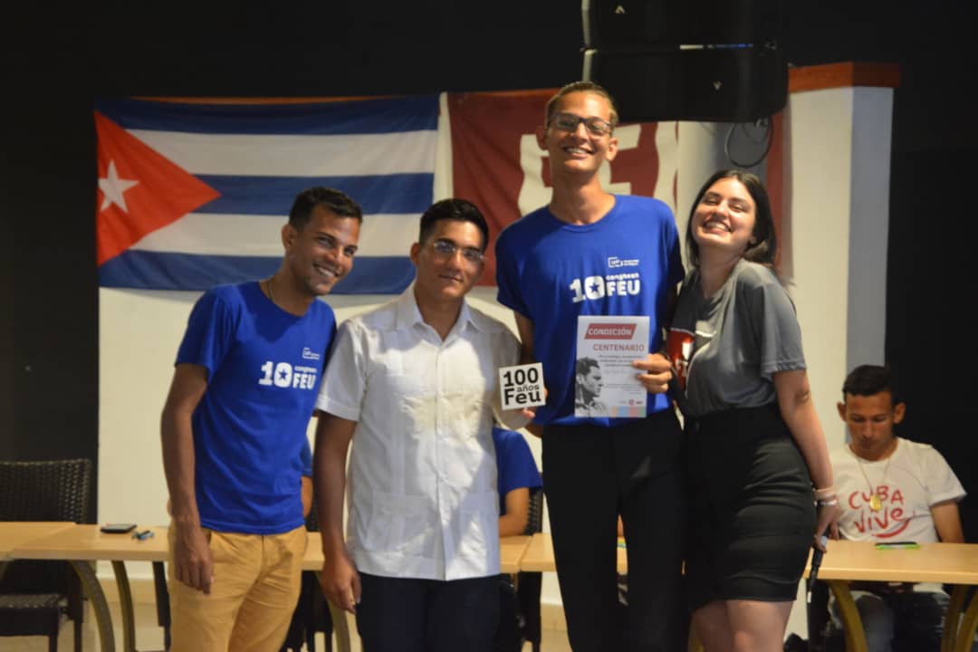 #SomosFEU_FACSOC

😃🤓🥳👍🏻

De igual forma la @FeuUho le otorgó en el día de ayer la Condición Centenario de la FEU a nuestro Presidente de Facultad @AngelHe0928 por todos sus logros obtenidos en su trabajo, entrega y sacrificio. 

Muchas felicidades para el🥳

✊🏻❤️🇨🇺