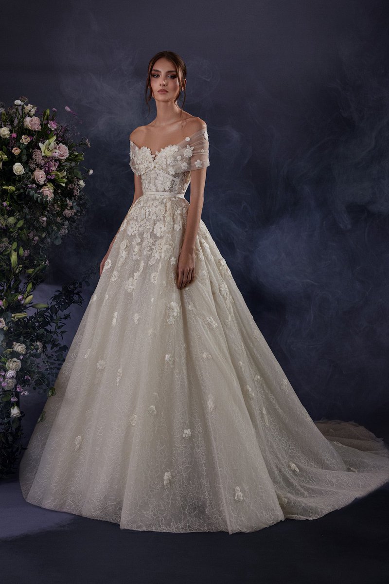 FashionweekNYC's tweet photo. Zuhair Murad Bridal Spring 2024 will make you Happy 🥰🥰🥰 https://t.co/mdlrH7vvhW
