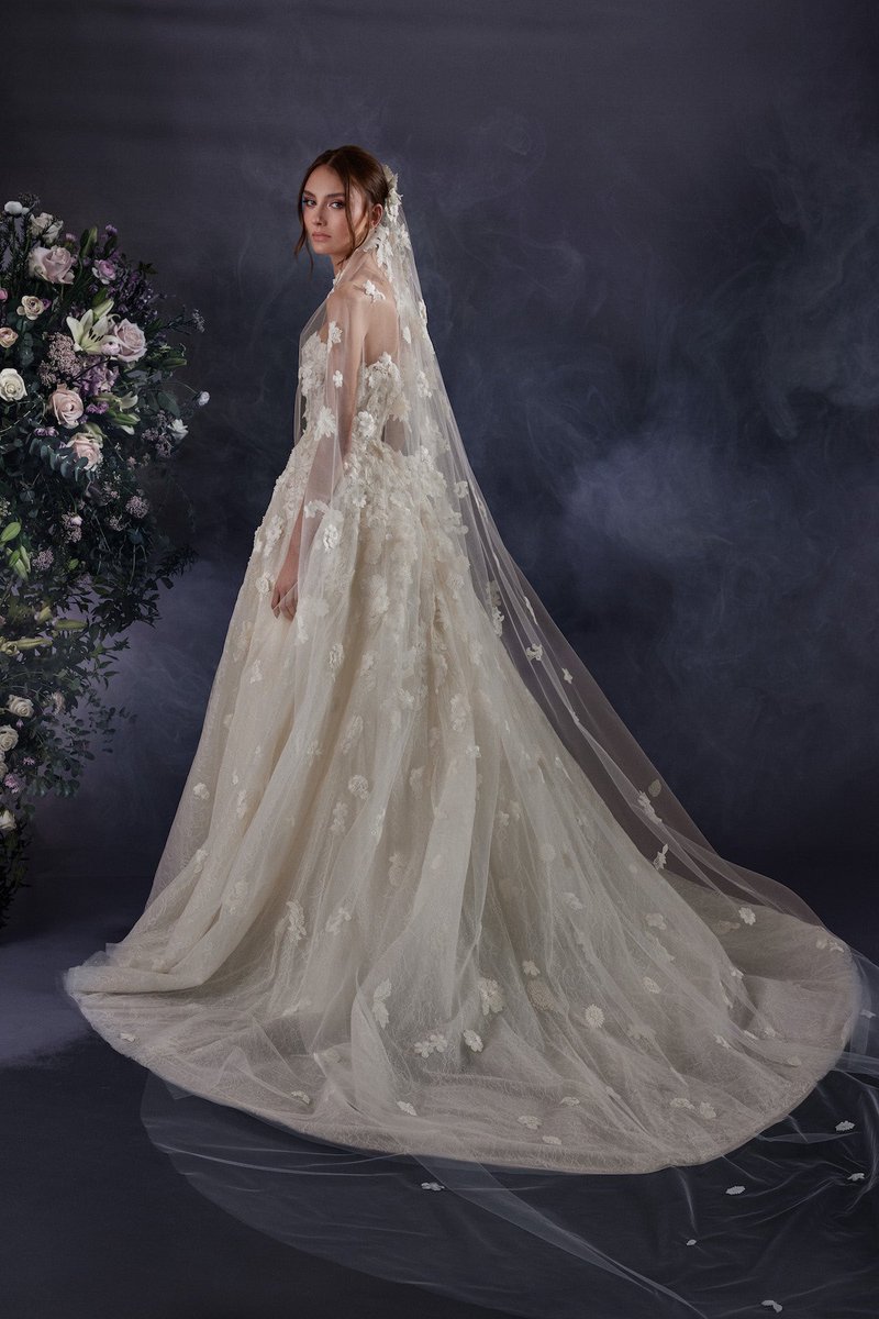 FashionweekNYC's tweet photo. Zuhair Murad Bridal Spring 2024 will make you Happy 🥰🥰🥰 https://t.co/mdlrH7vvhW