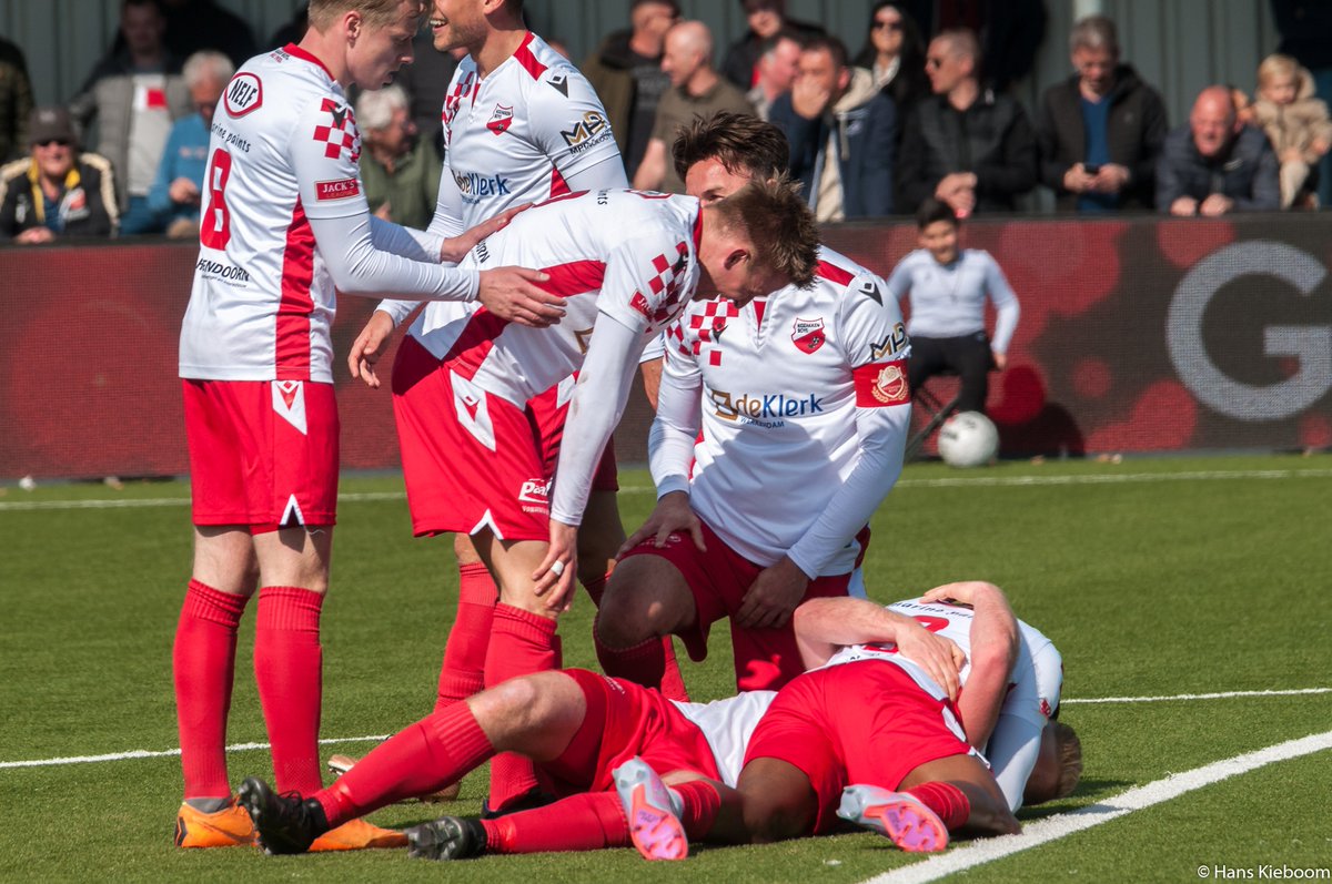 JKieboom's tweet photo. Heerlijk Kozakken Boys... passie, strijd en beleving vanmiddag. Drie keer Johnny Lommers weer...verdiende knuffel Johnny van Koert...en ook van ons bikkel. Trots op het hele team vandaag. @KozakkenBoys @Kozsupp @radioAFMnl @2edivisie @Voetbal247nl #koztec https://t.co/yYpMoV42JH