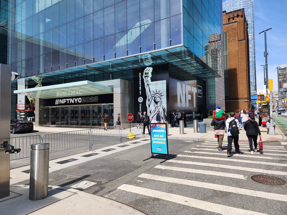 deelership's tweet image. #NFTNYC2023 entry ways.
The venue was big, whole set up was nice! Out of all the events I've been to, this one takes the cake as far as the vibe and environment goes 😎