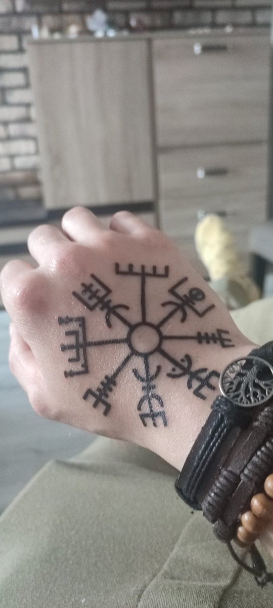 famula_m's tweet photo. Taka mała rzecz a cieszy 😁😁
#tattoo #new #vegvisir https://t.co/iR8CoFMp4x