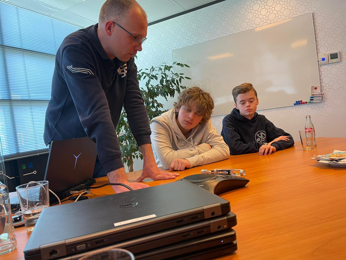 WALHALLAb_NL's tweet image. Weten jullie al wat ons nieuwste project #PizProPro is???
Vast niet!

Elke vrijdagavond eten we pizza bij een topprogrammeur en leren onze jongeren #programmeren. PizzaProgrammeerProject.
Samenwerken met bedrijfsleven: groot succes. Kosten: #pizza en cola. 
#techniek
#onderwijs