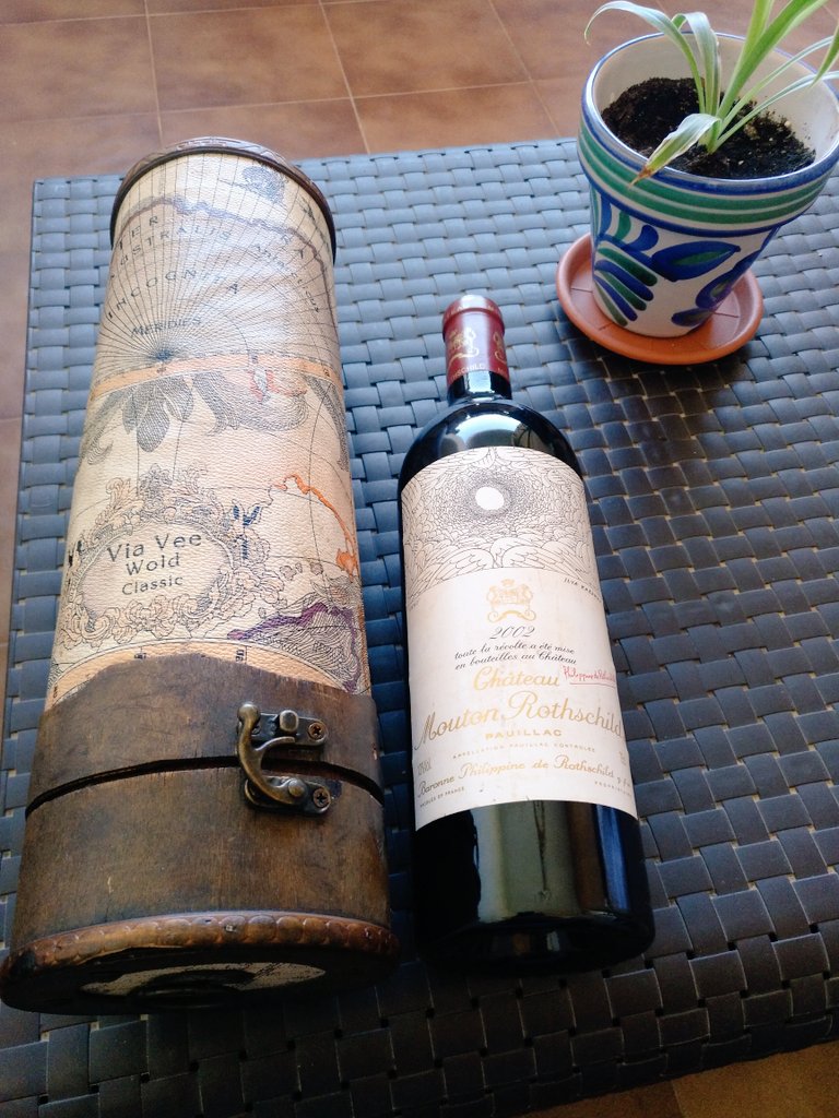 JacobSanmol's tweet image. Hay días que uno tiene suerte, regalo de un Chateau Mouton Rothschild 2002 con diseño de Ilya Kabakov, y doble regalo del mismísimo productor de La Madonnina... Ahora vas y lo cascas
