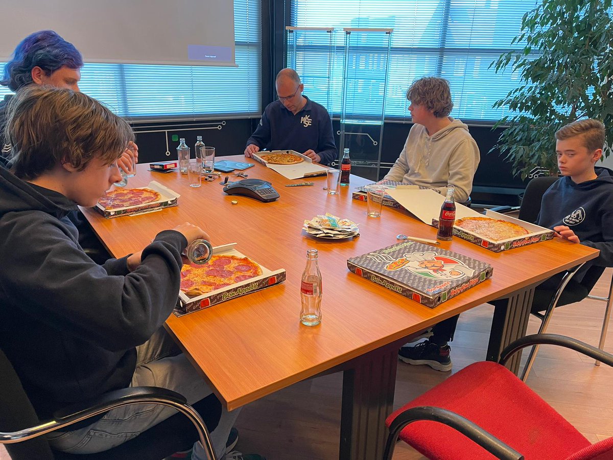 WALHALLAb_NL's tweet image. Weten jullie al wat ons nieuwste project #PizProPro is???
Vast niet!

Elke vrijdagavond eten we pizza bij een topprogrammeur en leren onze jongeren #programmeren. PizzaProgrammeerProject.
Samenwerken met bedrijfsleven: groot succes. Kosten: #pizza en cola. 
#techniek
#onderwijs