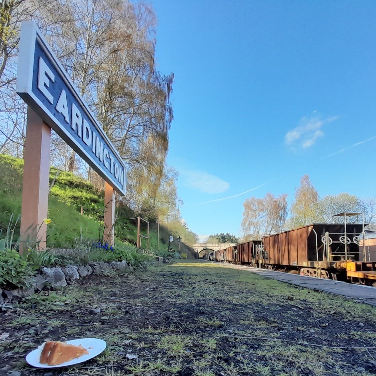 LifeboatInFocus's tweet photo. It wouldn't be a day out at @svrofficialsite #Springsteamgala without a lovely piece of homemade  #cake at @Eardingtonstn - can highly recommend it ! 😀👍 #Shropshire #SVRFamily #heritage #railway #railways #steam https://t.co/OuFZbdJDu7