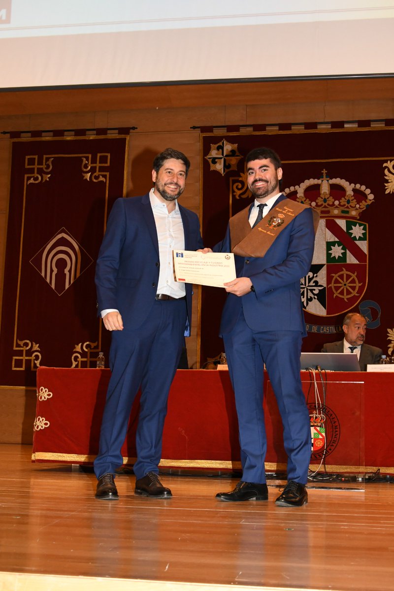 IndustrialesCR's tweet photo. PREMIO REWAIR en el campo del reciclaje y cuidado medioambiental en la industria. Entrega: D. Joan Martínez Ruiz. Director de Ingeniería de Grupo Rewair a Diego Gómez Domenech https://t.co/e2Bek88VxU