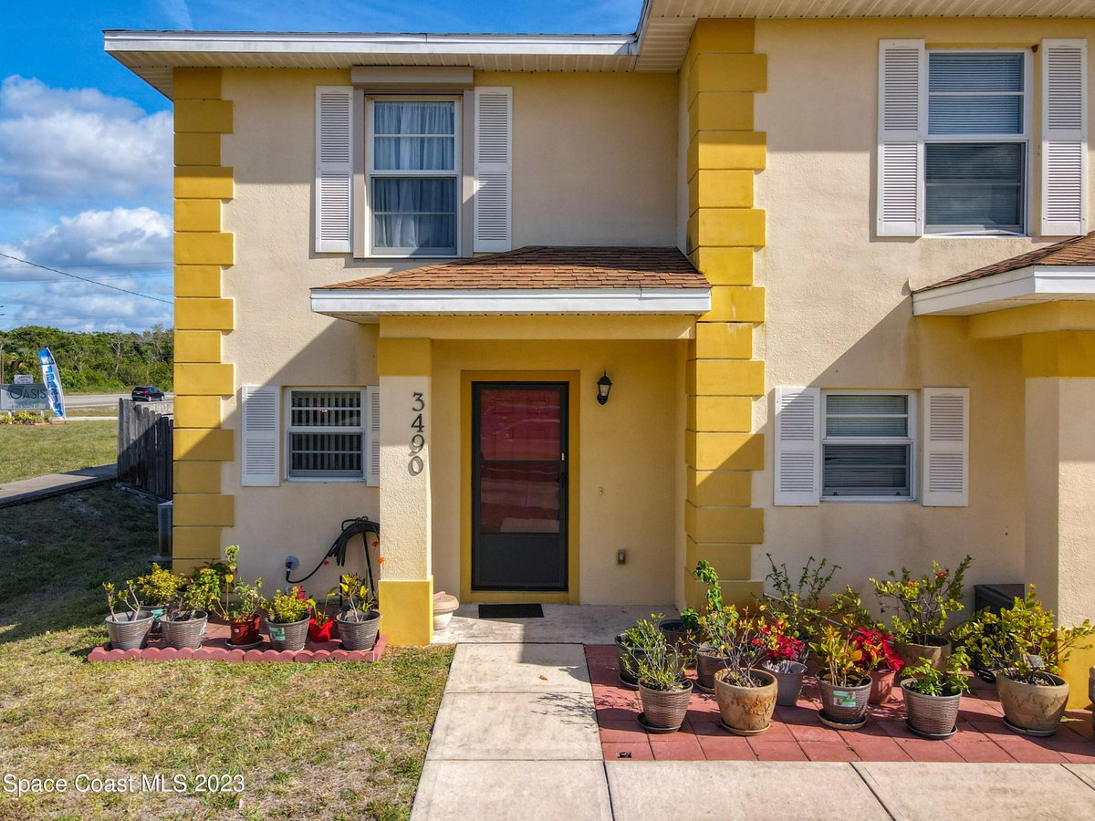 LadyDee101's tweet photo. Ready for a change? This 2 BD/ 3 BA in Titusville won't be on the market long.  https://t.co/HzznYu2iYL https://t.co/CVKhh0elhg