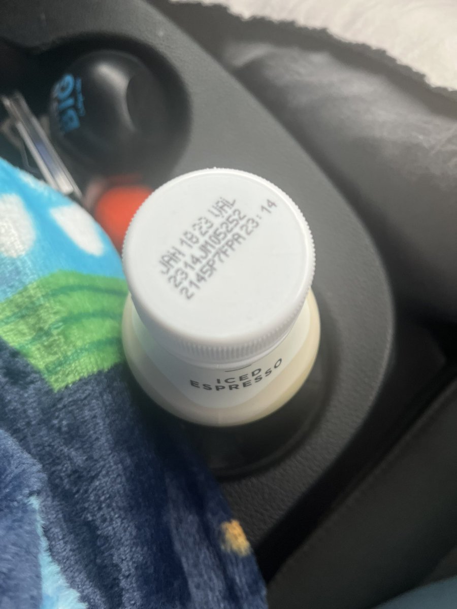 vida_de_Lauren's tweet photo. @SinclairOilCorp can we maybe quality control rotate some expired products off the shelf? #fourmonthsexpired didn’t know customer should be responsible for checking date before purchase🫢🤢 https://t.co/CxUiYeYss9