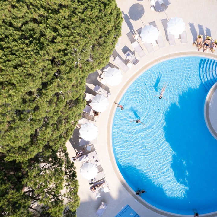 🌴 The quiet oasis of Le Meridien Beach Plaza, designed to relax and reconnect.