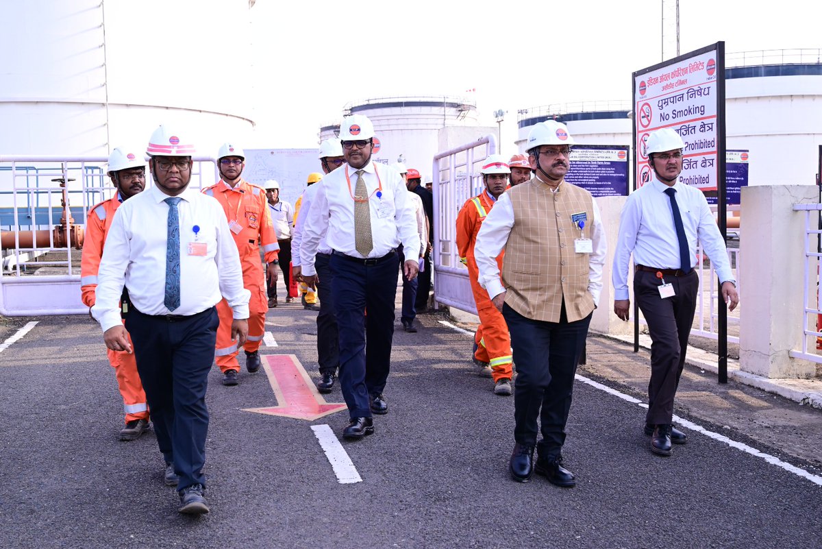 DirHR_iocl's tweet photo. During my visit to #IndianOil Jasidih Terminal, I was impressed at how the team is steering this state of the art installation committed to ensuring Jharkhand's energy security. Urged the IOCians here to stay focused on safety, &amp; hygiene and learn continuously to lead the way! https://t.co/LiIsYy65kC