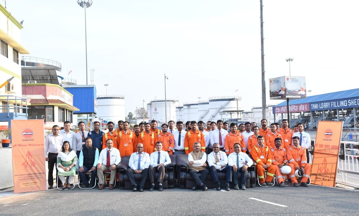 DirHR_iocl's tweet photo. During my visit to #IndianOil Jasidih Terminal, I was impressed at how the team is steering this state of the art installation committed to ensuring Jharkhand's energy security. Urged the IOCians here to stay focused on safety, &amp; hygiene and learn continuously to lead the way! https://t.co/LiIsYy65kC