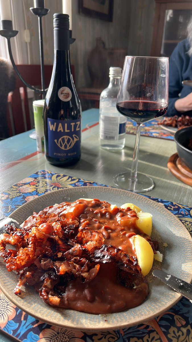 JensenRi's tweet photo. Till bruna bönor och rökt sidfläsk dricker  man givetvis tysk pinot noir https://t.co/zihRo7rUjX