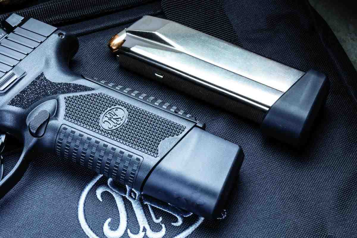 SPORTSMANchnl's tweet image. With magazines having 15 or 18 rounds, the @FN_America 545 Tactical strikes down the old complaint of pistols chambering .45-- low capacity. Click ow.ly/x2T050NJMXy to see the latest. 
(Mark Fingar photo)

#GunReview #Handgun #FNAmerica #Tactical #Pistol