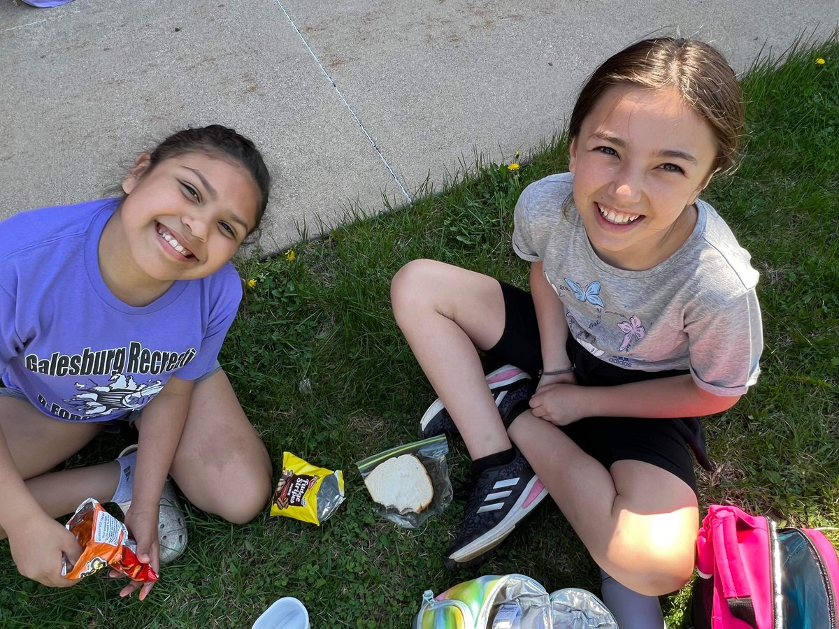 PrincipalHutton's tweet image. I love seeing students smile! Our students enjoyed the beautiful weather. #ZephyrPride
