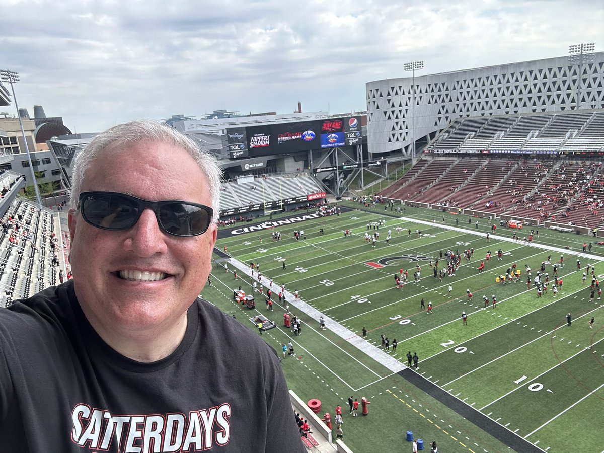 cincygreghoodin's tweet photo. Living the suite life @RepOfCincinnati @GoBEARCATS @GoBearcatsFB #BearcatFamily #BearcatsUnited #BearcatFamily @uofcincy @uofcincyalumni @GoBearcatsUCATS @CincyReigns ๐ดโซ๏ธโค๏ธ๐ค #springincincy #springthing #SpringGame https://t.co/pRd80FYanD