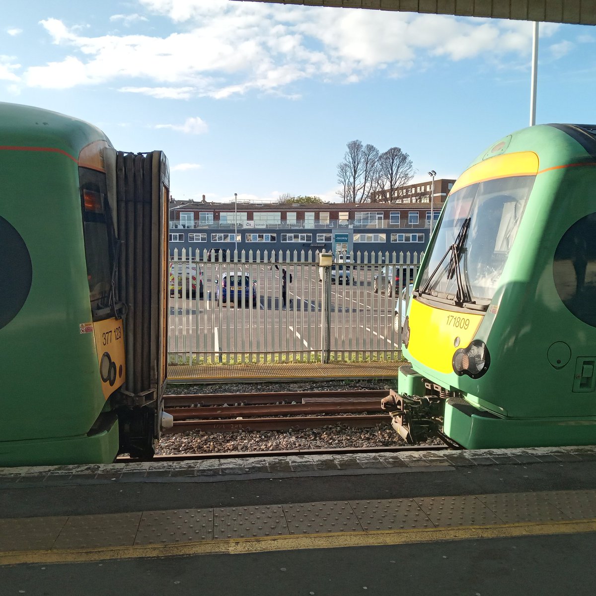 NotYOLOSmh's tweet image. Electrostar vs Turbostar 

171809 with a Eastbourne - Ashford International service

377123 with a Eastbourne - Brighton (starting point originally Hastings if I remember correctly)

13/04/2023
#Class377 #Class171 @SouthernRailUK