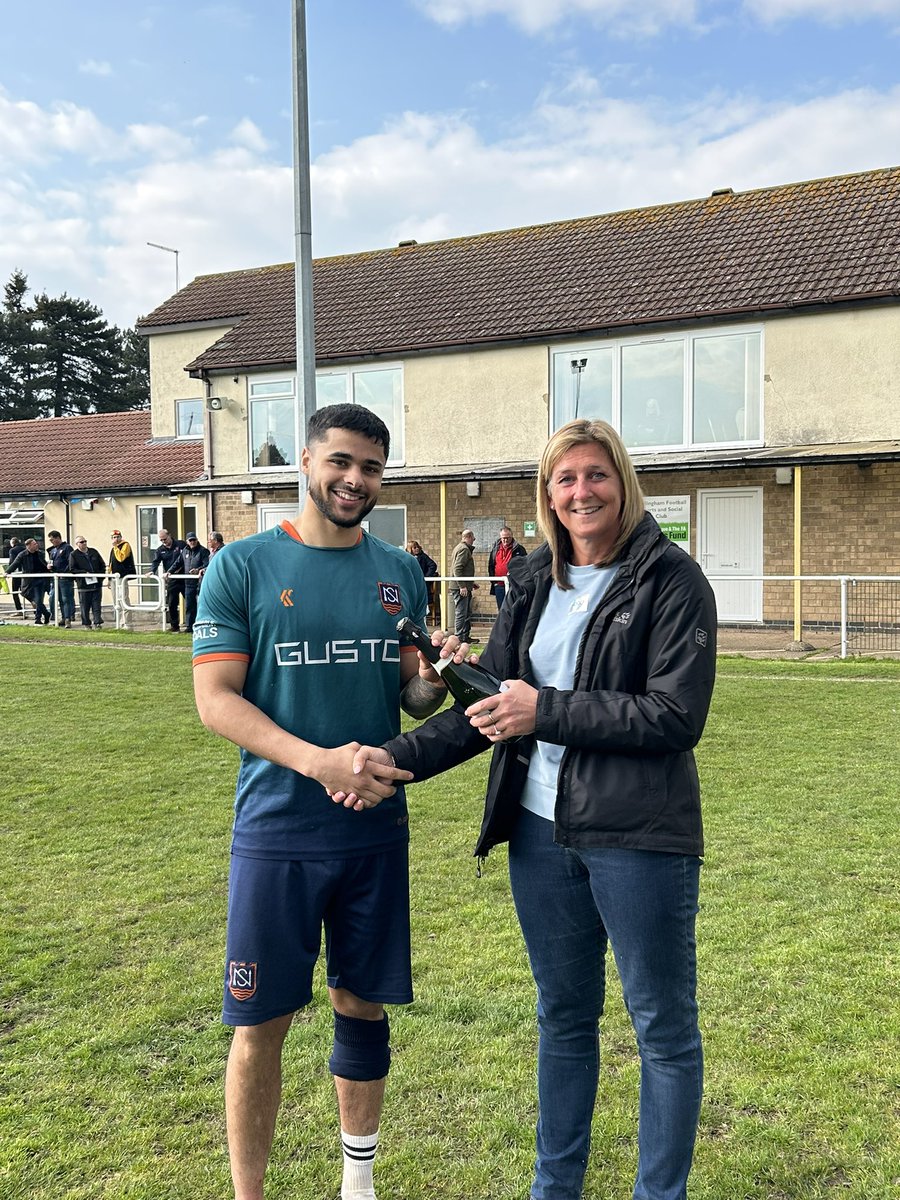 𝐌𝐚𝐧 𝐨𝐟 𝐭𝐡𝐞 𝐦𝐚𝐭𝐜𝐡!
Today’s man of the match chosen by England International Hockey Player Lynn Combes and family of lifetime supporters of the club went to <a href="/Nyleblakee/">Nyle Blake</a> in our game versus <a href="/AFCMansfield/">AFC Mansfield</a> 👏🏼👏🏼