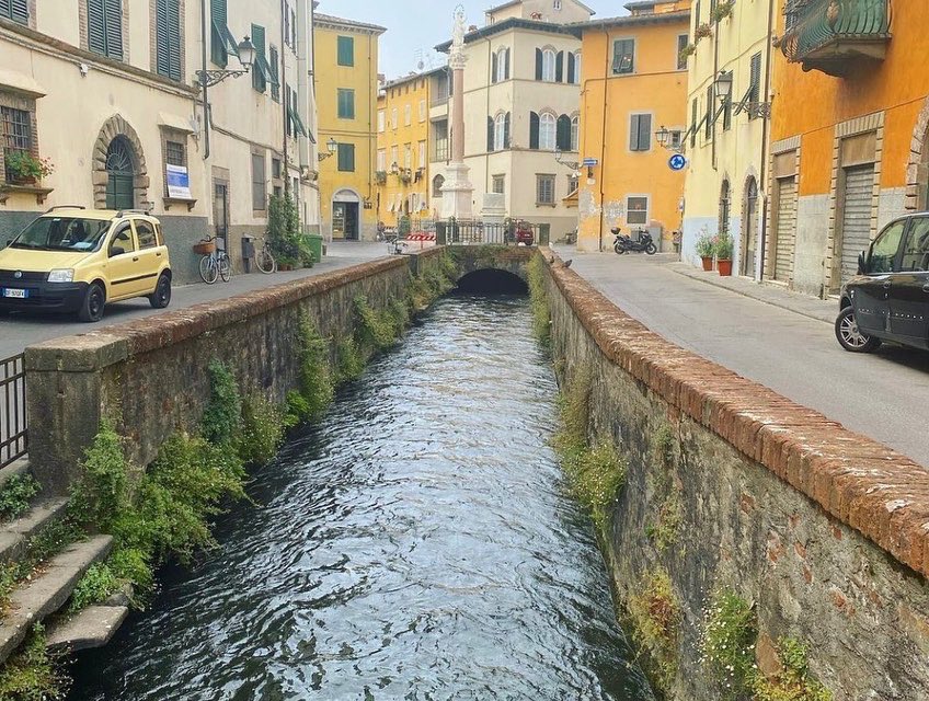RetireThere_'s tweet photo. Retire in Lucca, Italy! 
Ever dream of residing in a walled city? Lucca, Italy, might be for you with its lively cafes and medieval architecture. The Modicas moved from Arizona and consider this Tuscan city their home. Ep131 https://t.co/wURmvZS3Lw #retirethere #lucca #italy https://t.co/1iLSI4XEMZ