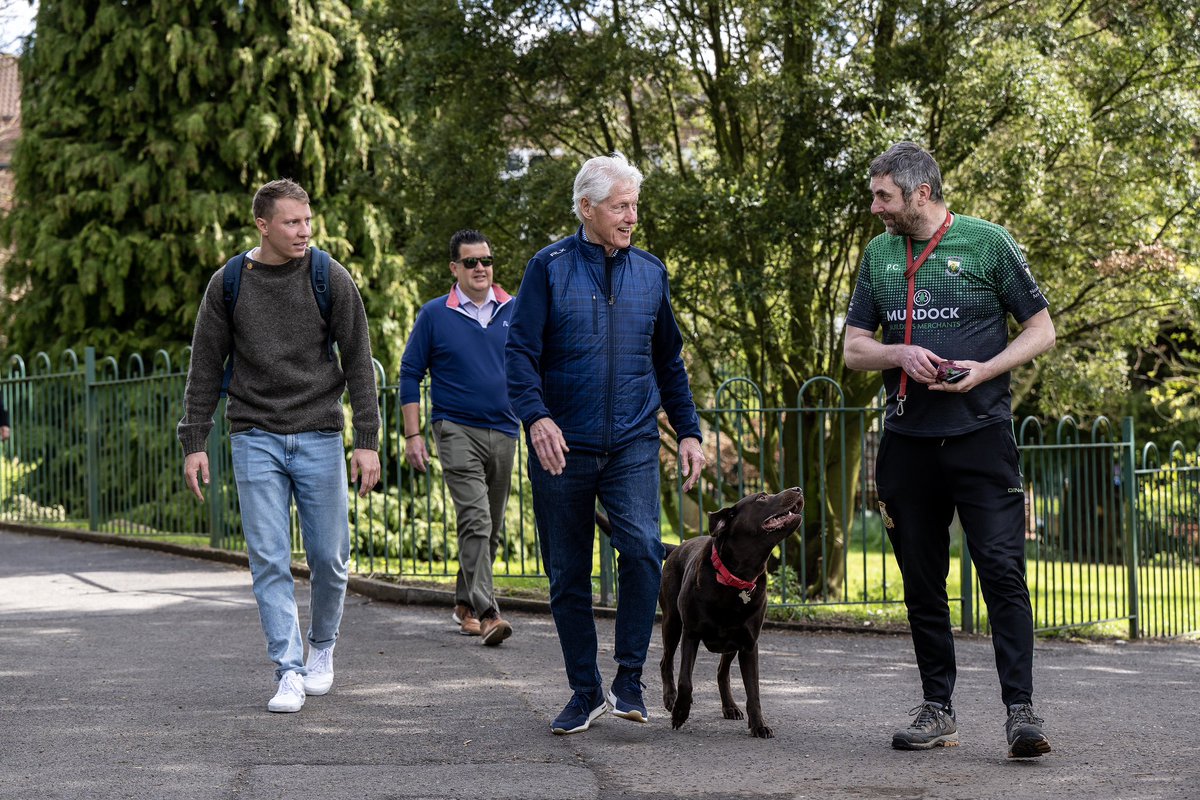 ClintonFdn's tweet photo. The Boss in Belfast — Saturday, April 15. 

President Clinton explores the city ahead of this week’s activities to celebrate the 25th anniversary of the Good Friday Agreement. More: https://t.co/6CYmN867NZ https://t.co/et356N1Abo
