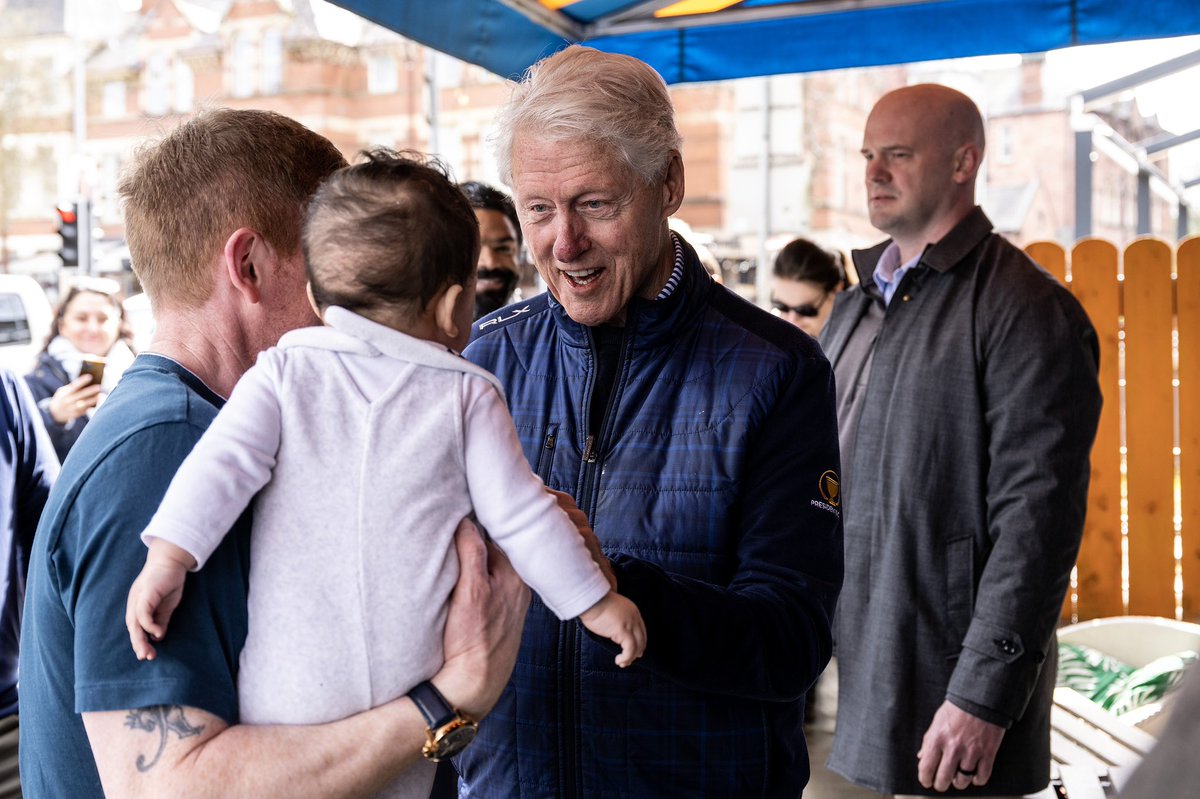 ClintonFdn's tweet photo. The Boss in Belfast — Saturday, April 15. 

President Clinton explores the city ahead of this week’s activities to celebrate the 25th anniversary of the Good Friday Agreement. More: https://t.co/6CYmN867NZ https://t.co/et356N1Abo