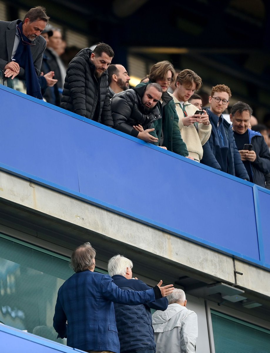 FutbolCheIsea's tweet image. Todd Boehly being confronted by angry fans. 

Yikes.