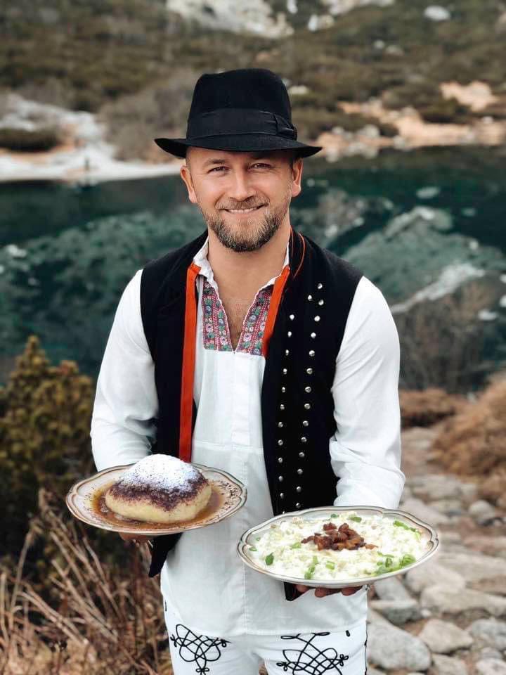 ThisIsSlovakia_'s tweet photo. Happy Wkend & Dobru chuť 🥛❤️🇸🇰
Čo by ste si dali? Halušky alebo buchtu na pare? #ThisIsSlovakia #Folklore #happyplace
Photo by @adventoura w/ @gabriellovas #slovakia #food #halusky #buchta #travel #mountains #smile https://t.co/vFRocCM5Su