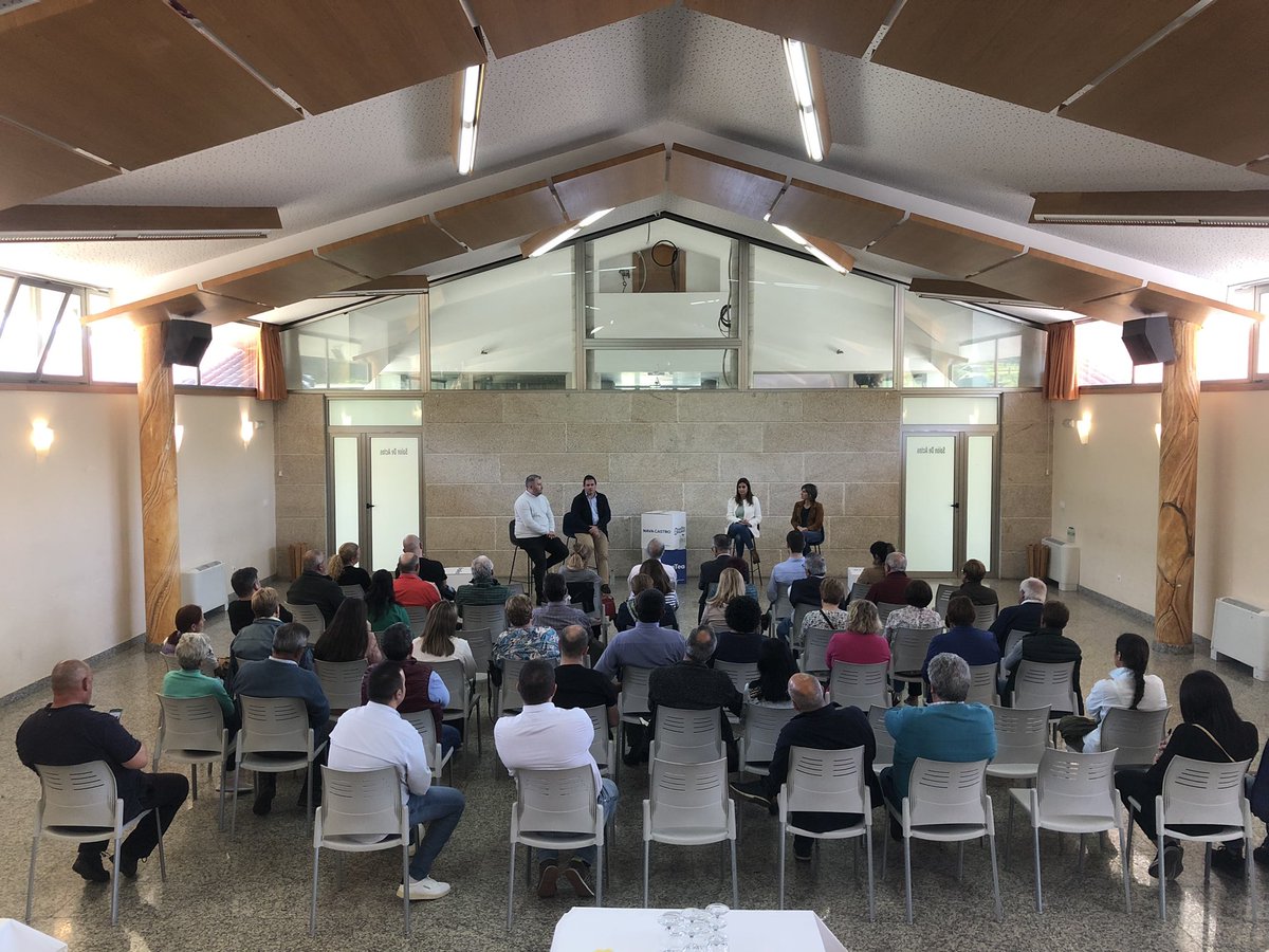Conversando con Inés Santé, Jose Luis Cabarcos e <a href="/castro_domingue/">Nava Castro Domíngue</a>  sobre as posibilidades que ofrece o rural de Ponteareas. Gracias a todos os veciños e veciñas por asistir. 

Imos potenciar os nosos produtos e o noso rural! #reseTea